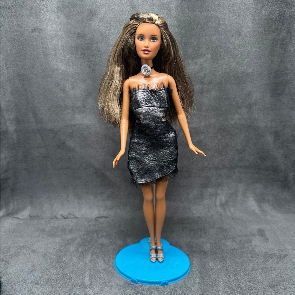 Fashion Fever Styles For 2 Brunette Barbie Doll - Picture 4 of 9